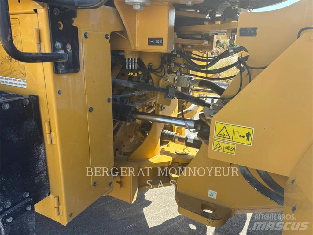 CAT 966 لوادر بعجل