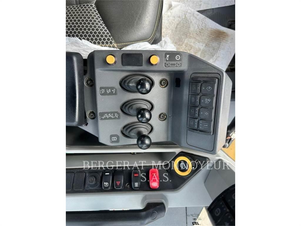 CAT 966 لوادر بعجل