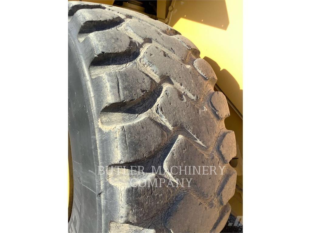 CAT 966G لوادر بعجل