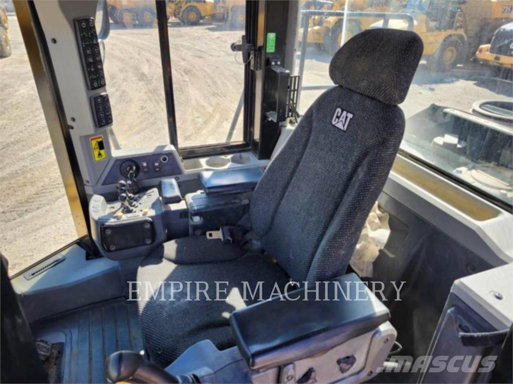 CAT 966K لوادر بعجل