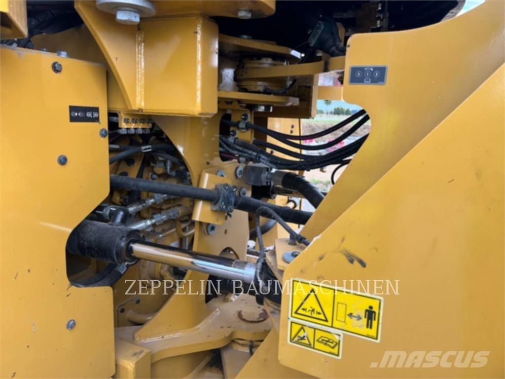 CAT 966M لوادر بعجل