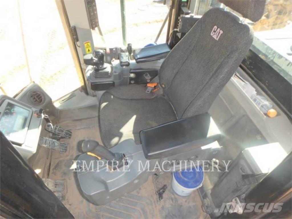 CAT 966M لوادر بعجل