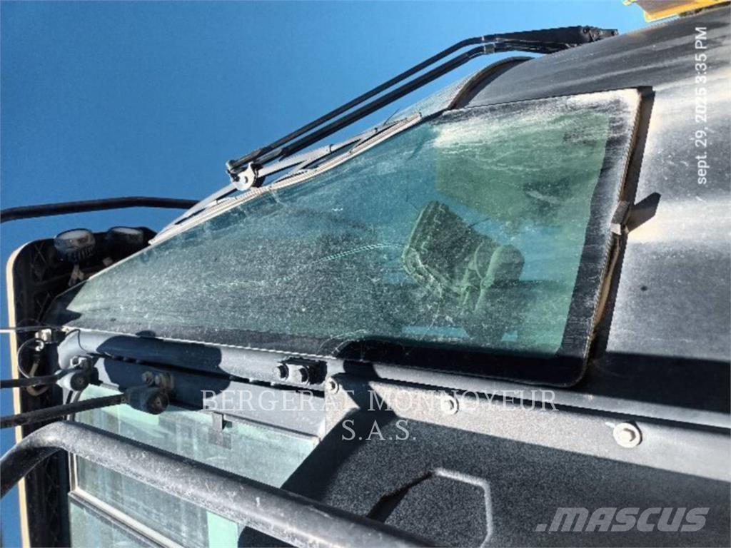 CAT 966M لوادر بعجل