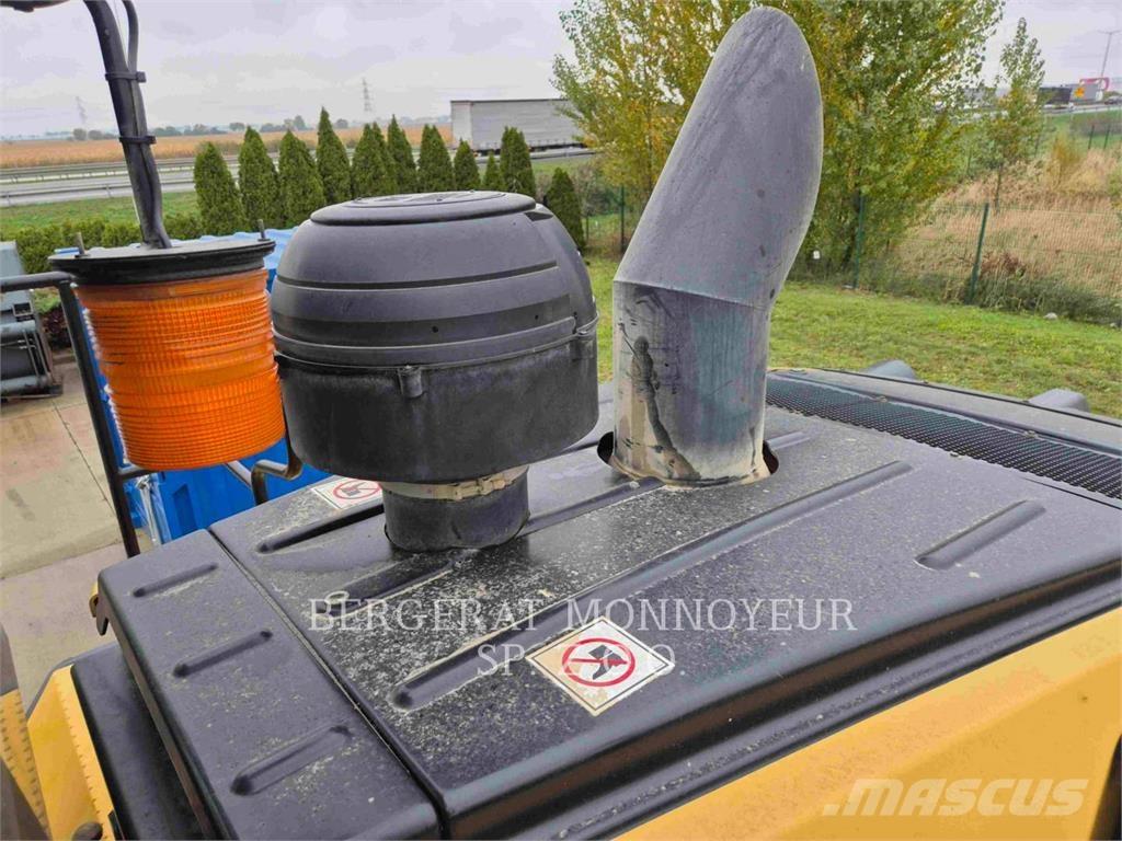 CAT 972 لوادر بعجل