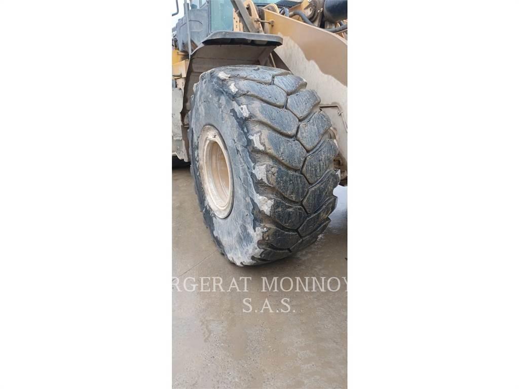 CAT 972M لوادر بعجل