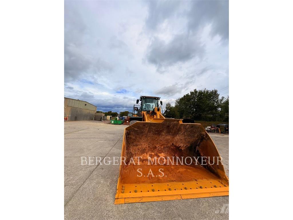 CAT 972M لوادر بعجل