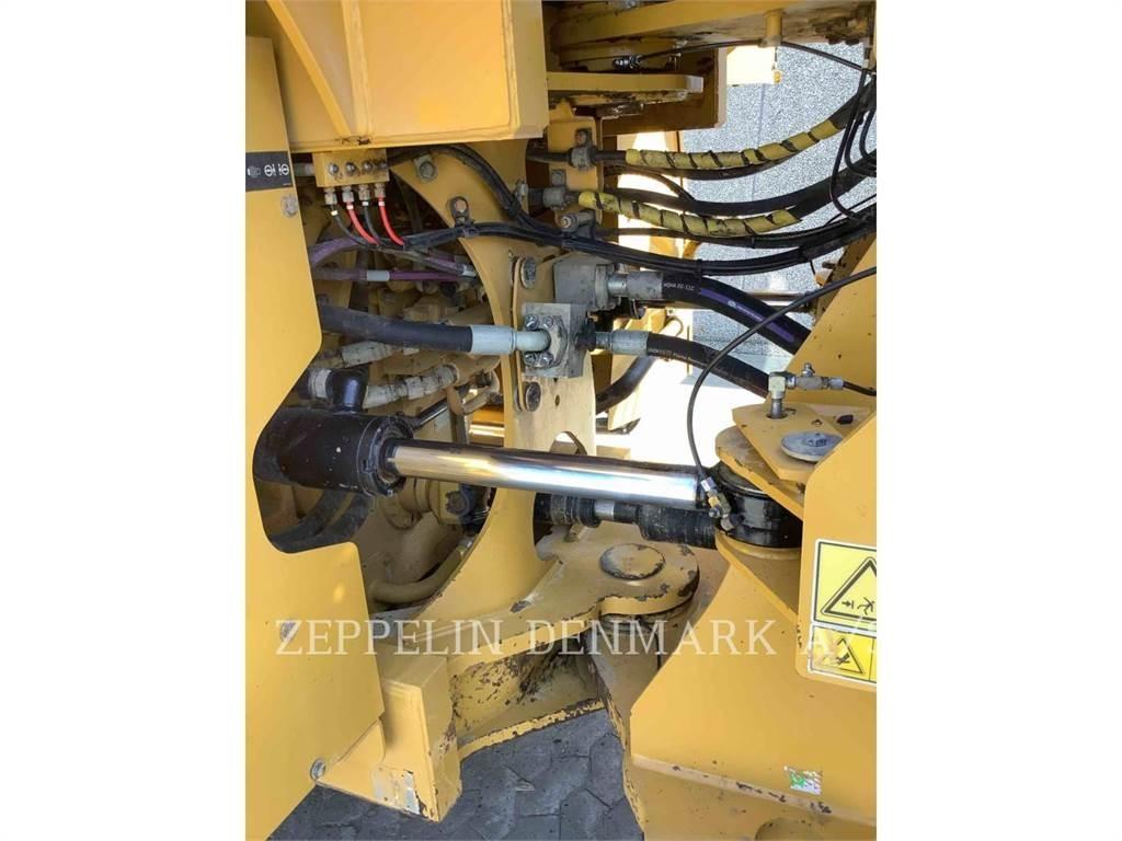 CAT 972M لوادر بعجل