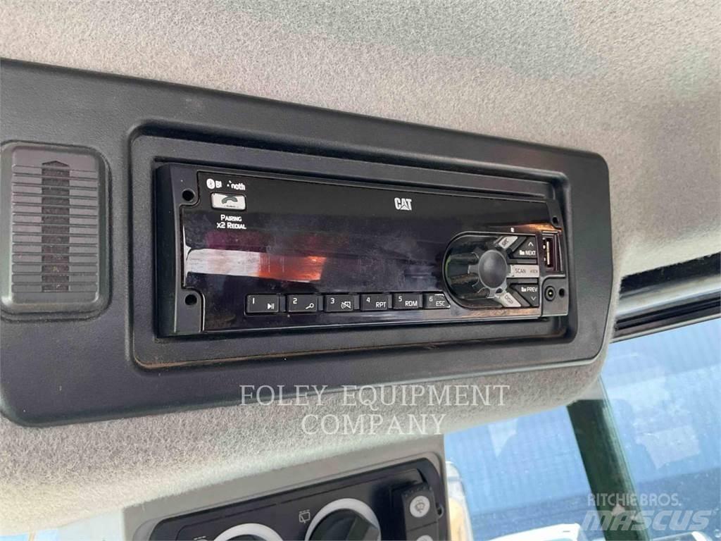 CAT 972M لوادر بعجل