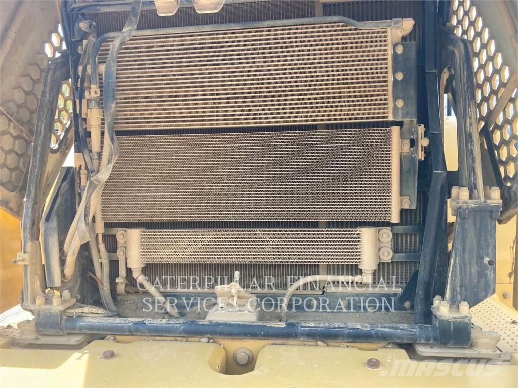 CAT 972M لوادر بعجل