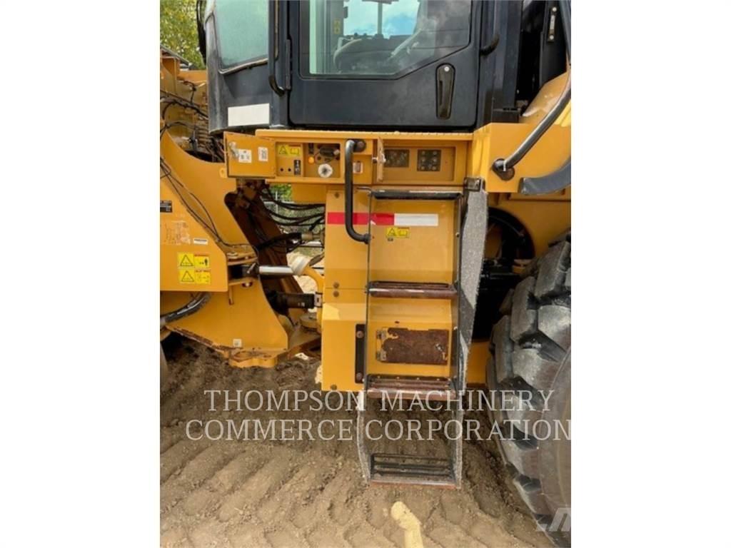 CAT 972M لوادر بعجل