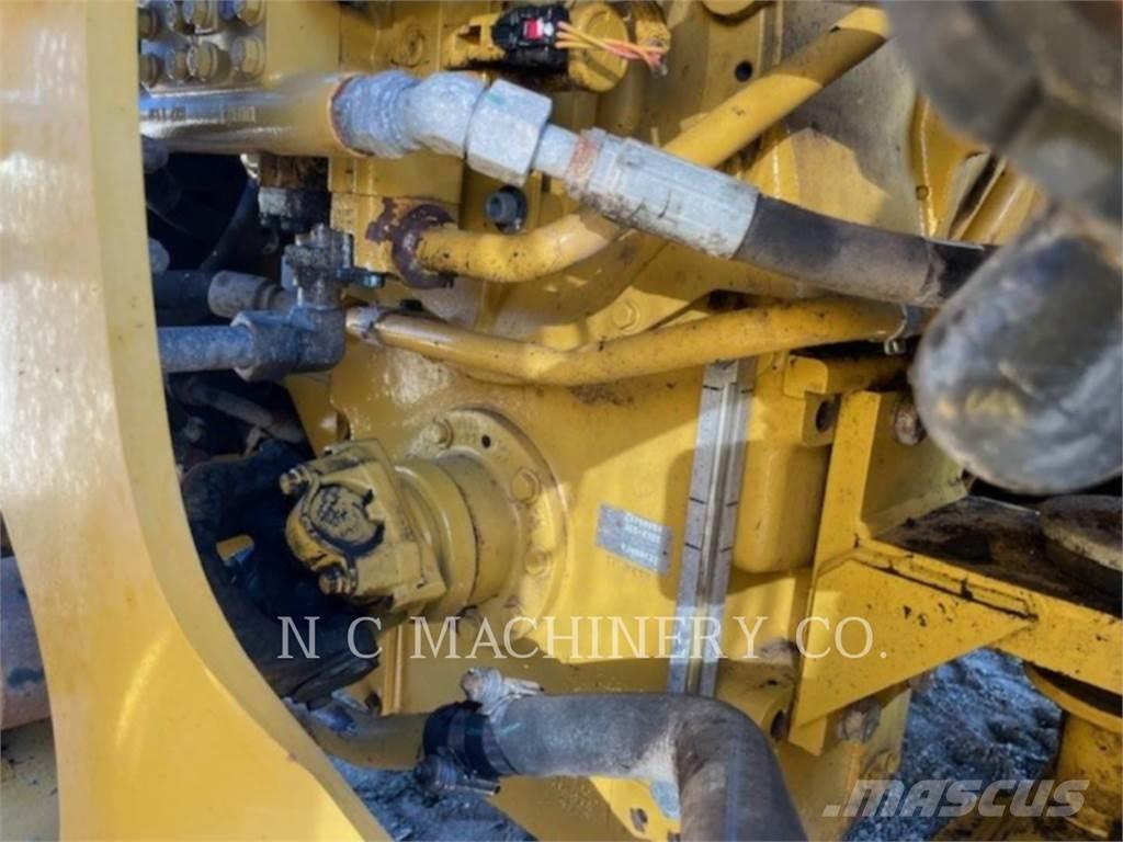 CAT 972M لوادر بعجل
