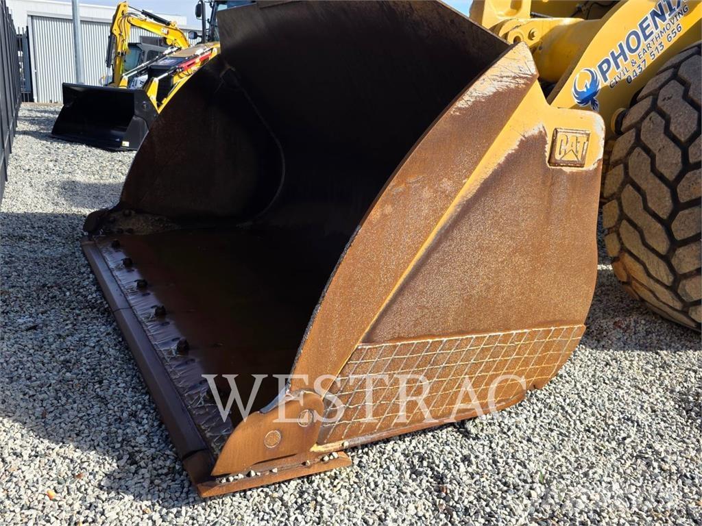 CAT 972M لوادر بعجل