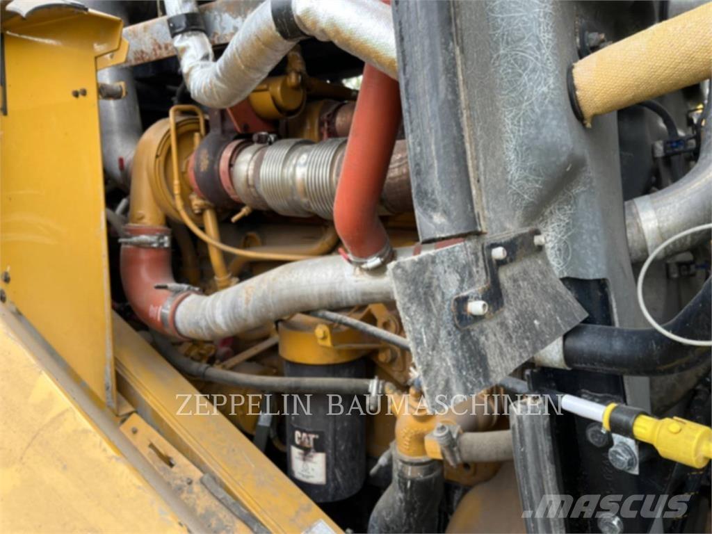 CAT 972M لوادر بعجل