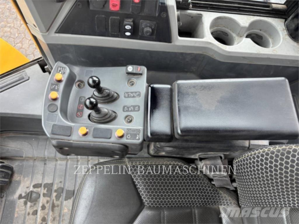 CAT 972M لوادر بعجل