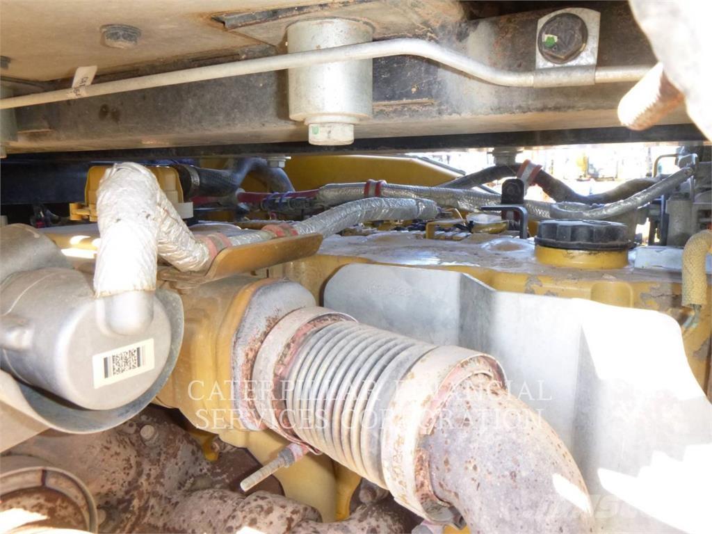 CAT 972M لوادر بعجل