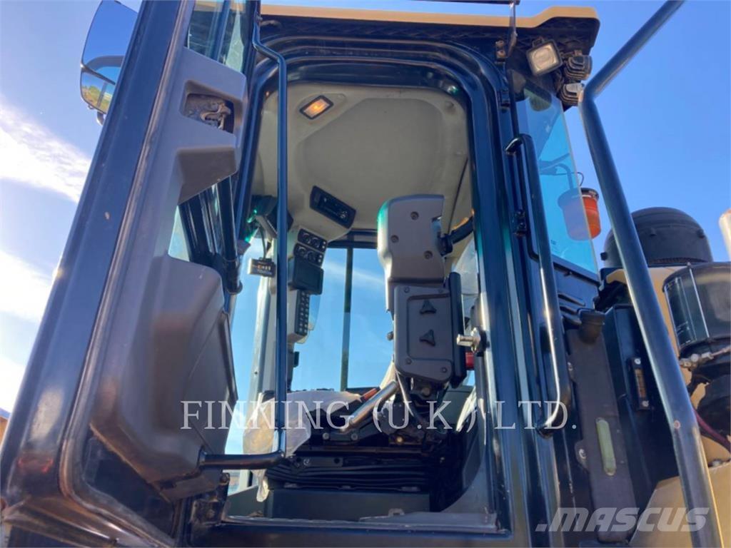 CAT 972M لوادر بعجل