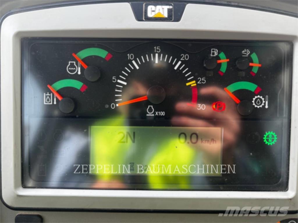 CAT 972M لوادر بعجل