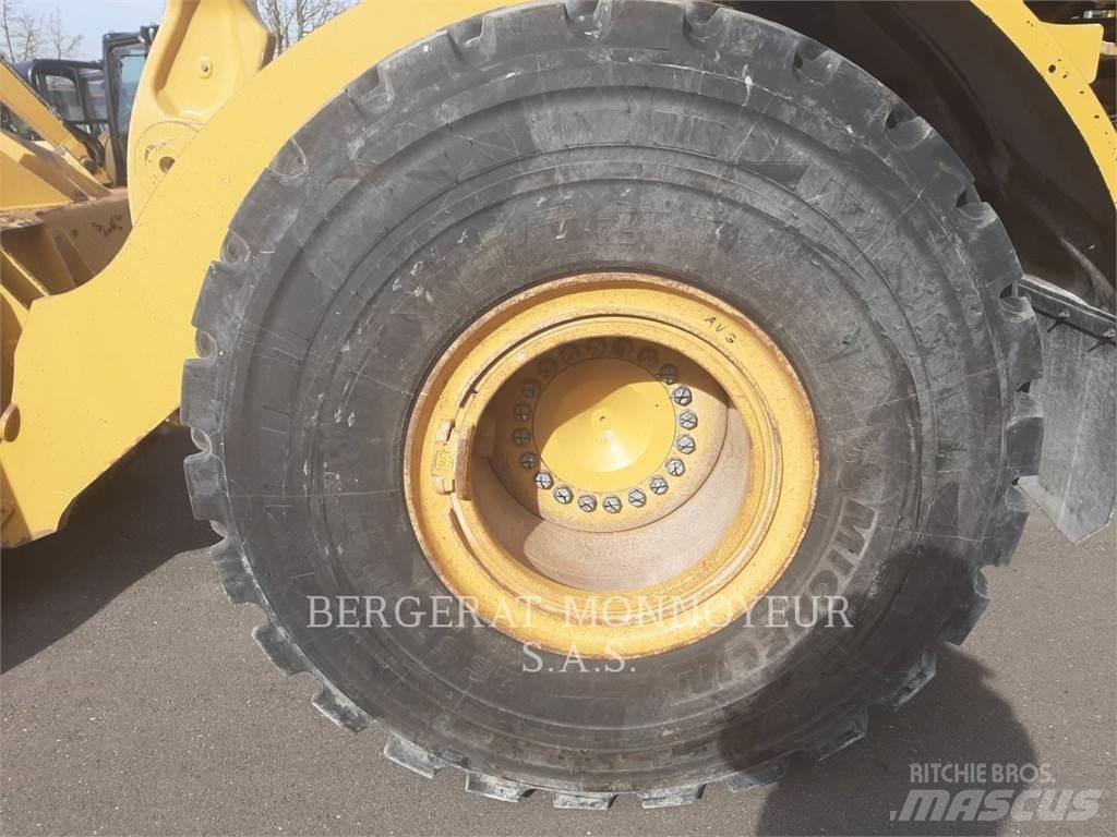 CAT 972M XE لوادر بعجل