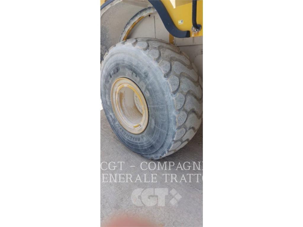 CAT 972M XE لوادر بعجل