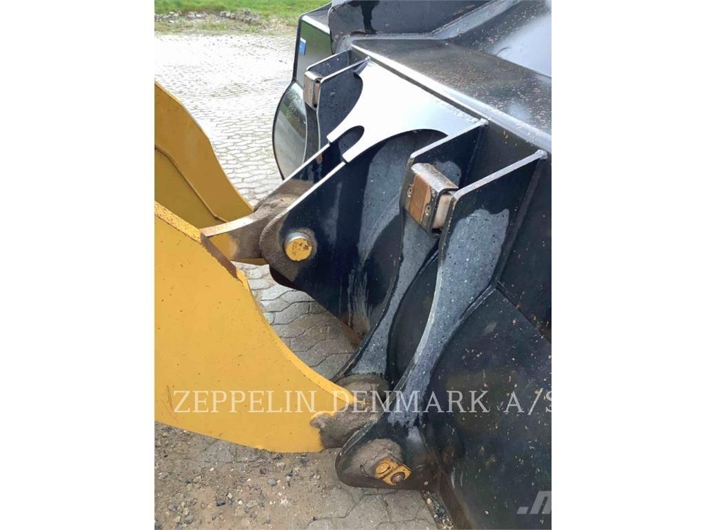 CAT 972MXE لوادر بعجل