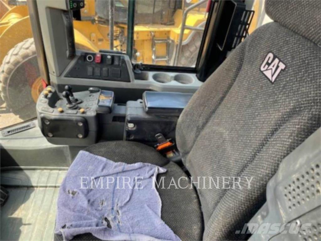 CAT 980M لوادر بعجل
