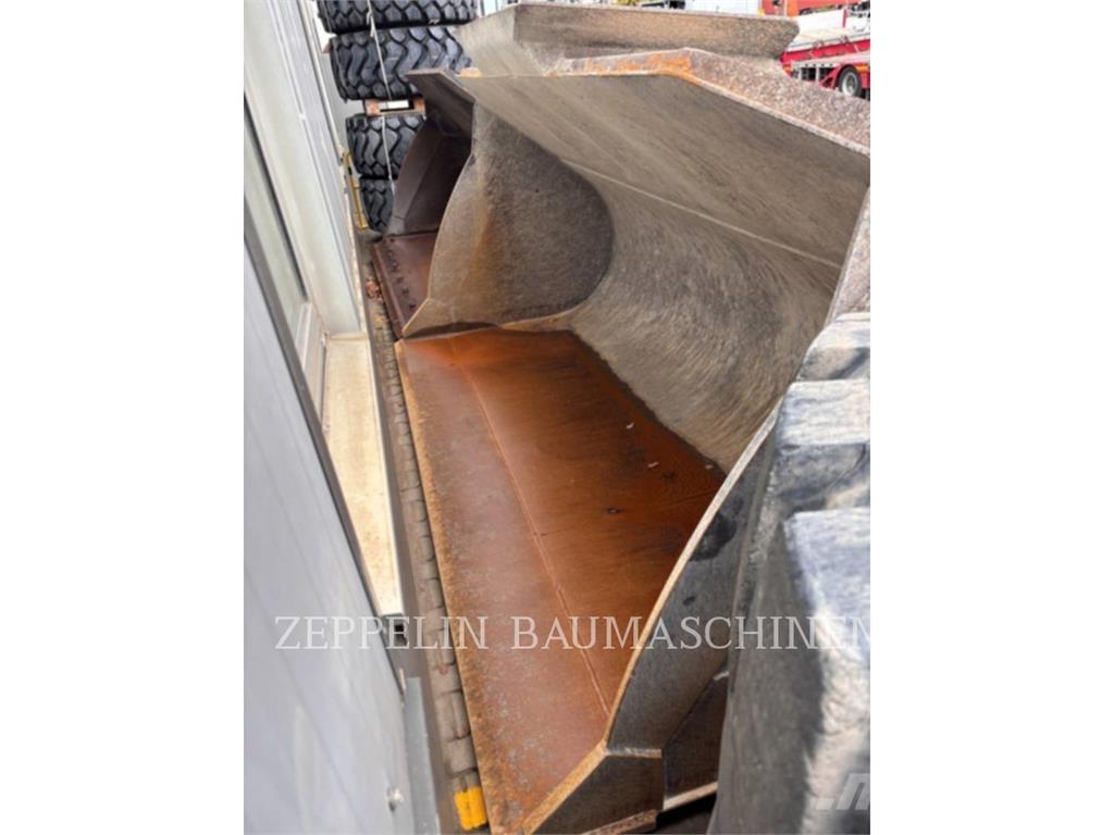 CAT 980M لوادر بعجل