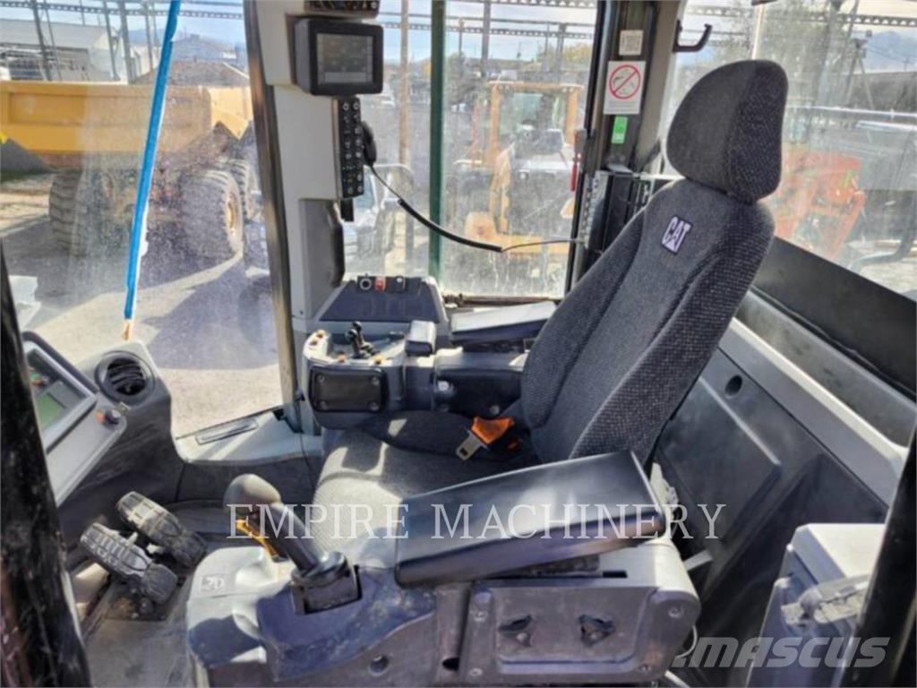 CAT 980M لوادر بعجل