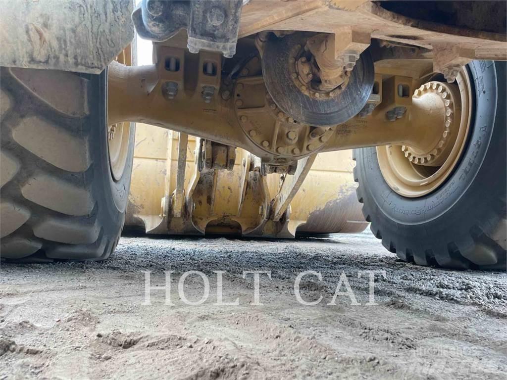 CAT 982M لوادر بعجل