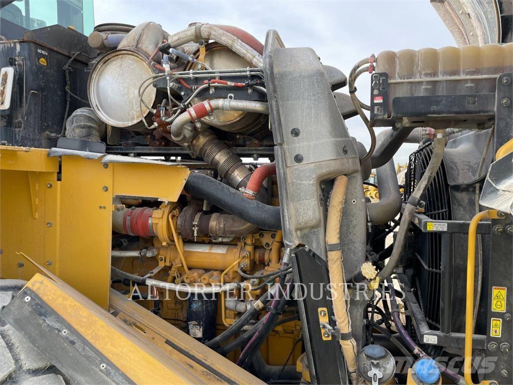 CAT 982M لوادر بعجل