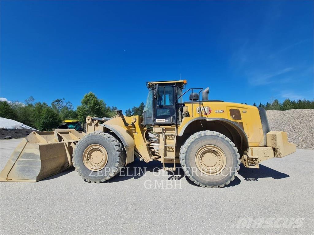 CAT 982M لوادر بعجل