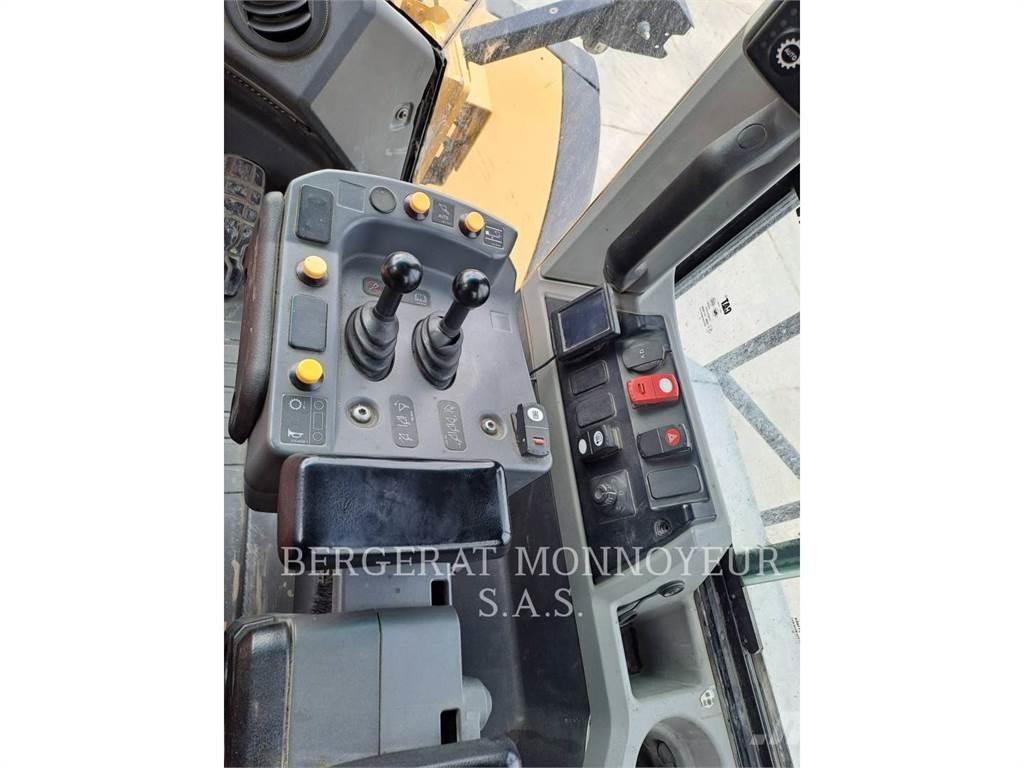 CAT 982M لوادر بعجل
