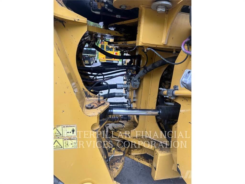 CAT 982M لوادر بعجل