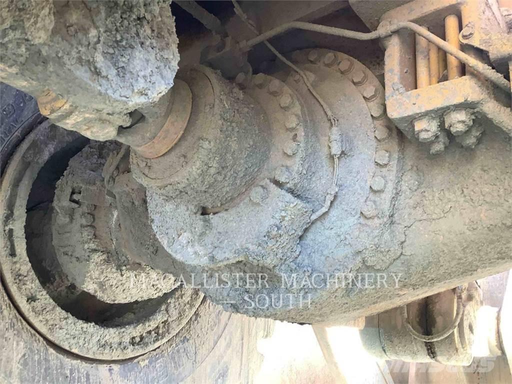 CAT 990 لوادر بعجل