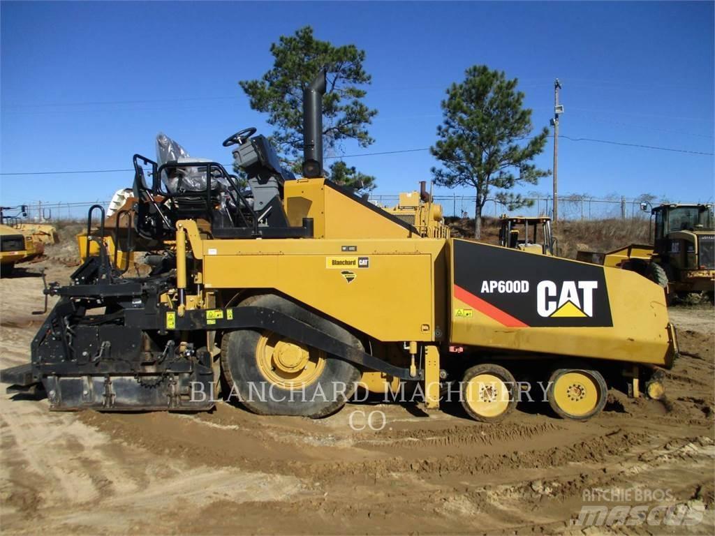 CAT AP-600D معدات السفلتة