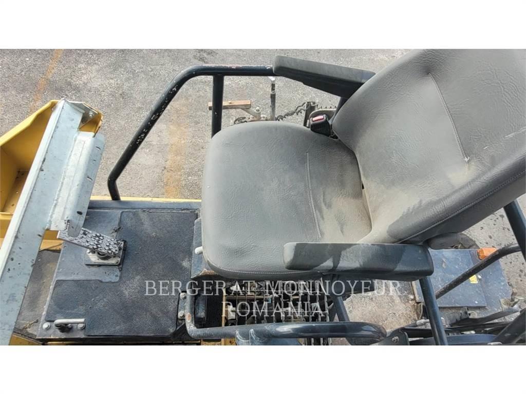 CAT AP-655D معدات السفلتة