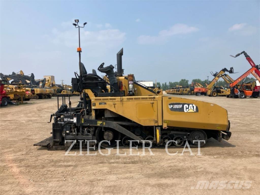 CAT AP1055F معدات السفلتة
