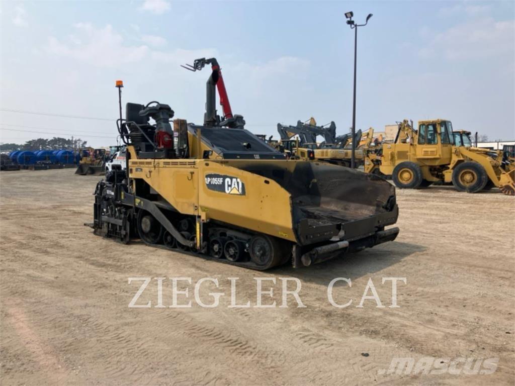 CAT AP1055F معدات السفلتة