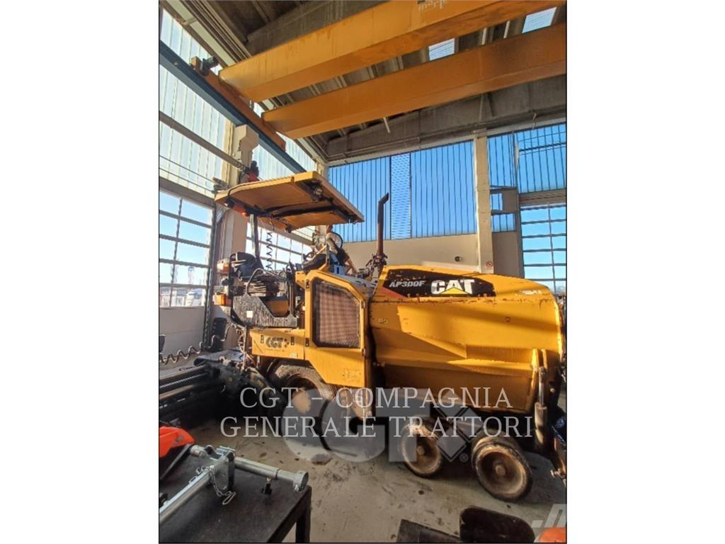 CAT AP300F معدات السفلتة