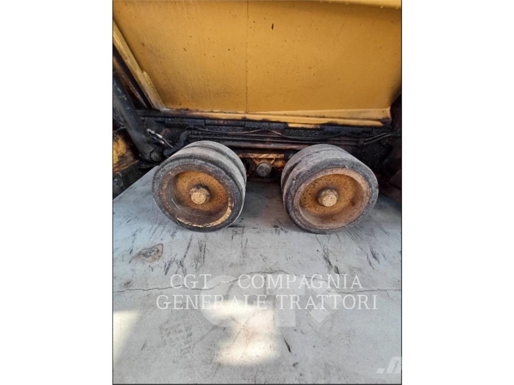 CAT AP300F معدات السفلتة