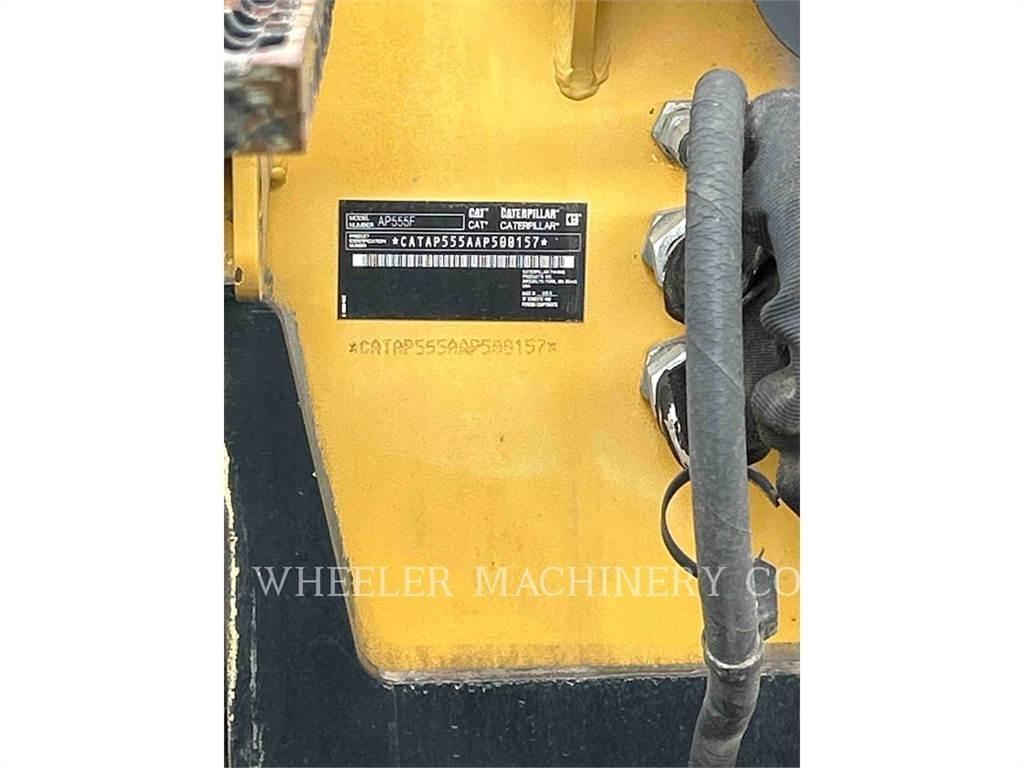 CAT AP555F معدات السفلتة