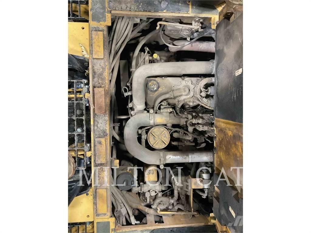 CAT AP555F معدات السفلتة