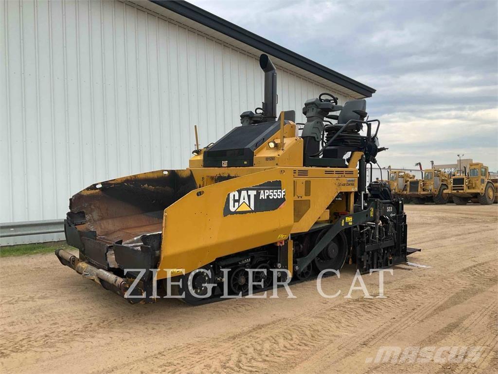 CAT AP555F معدات السفلتة