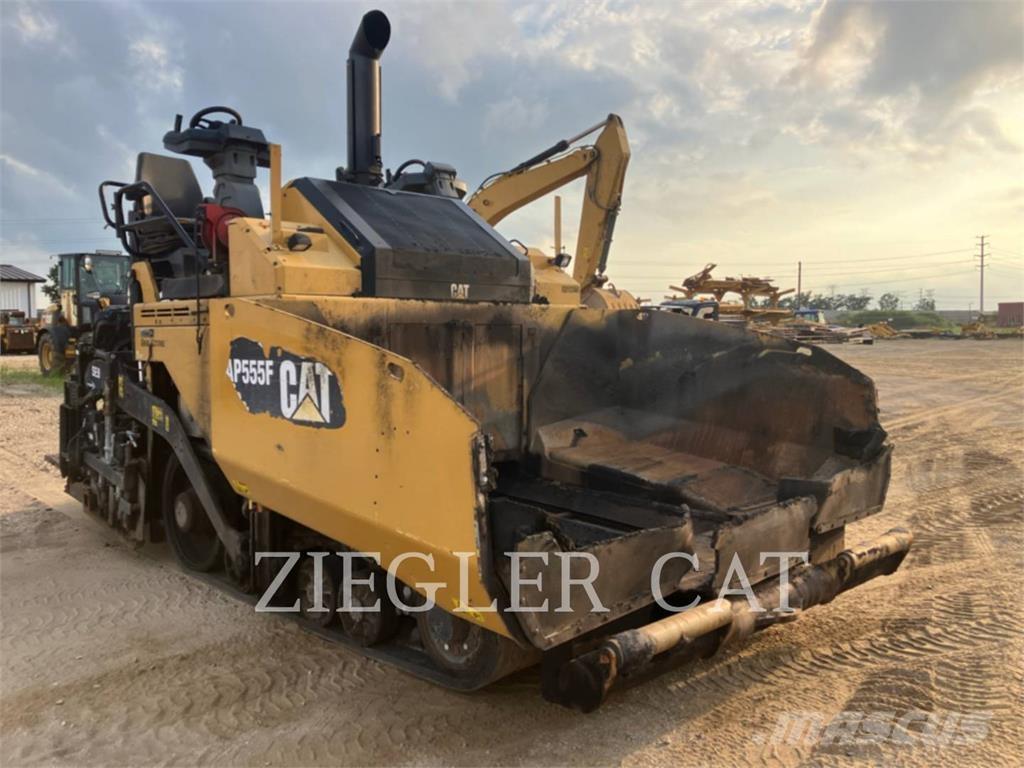 CAT AP555F معدات السفلتة