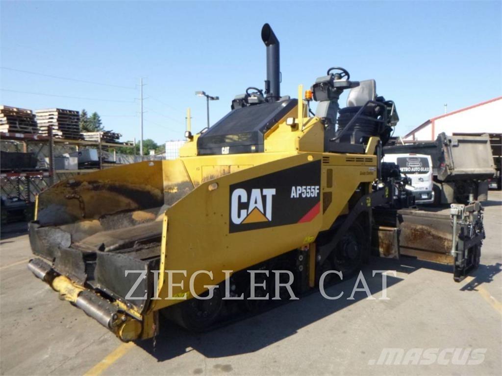 CAT AP555F معدات السفلتة