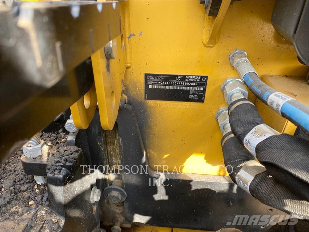 CAT AP555F معدات السفلتة