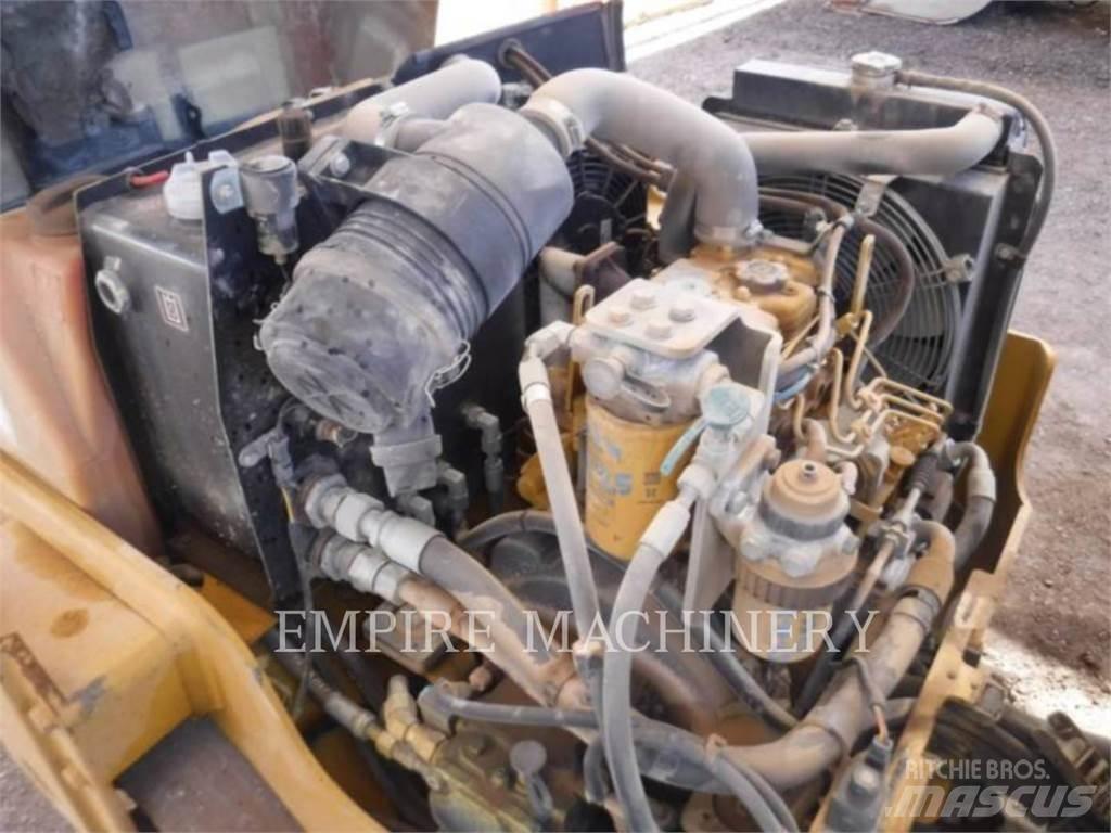 CAT CB24 مداحل ثنائية الاسطوانة