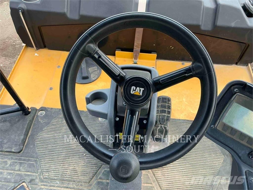 CAT CW16 مداحل ذات إطارات هوائية