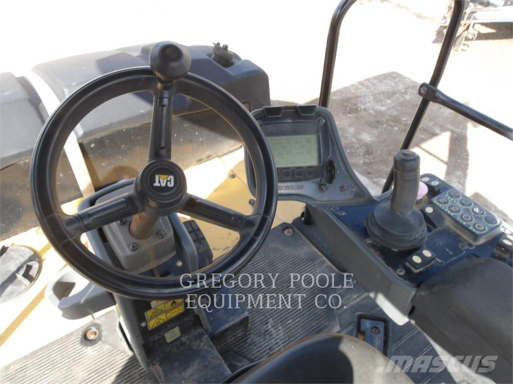 CAT CW16 مداحل ذات إطارات هوائية