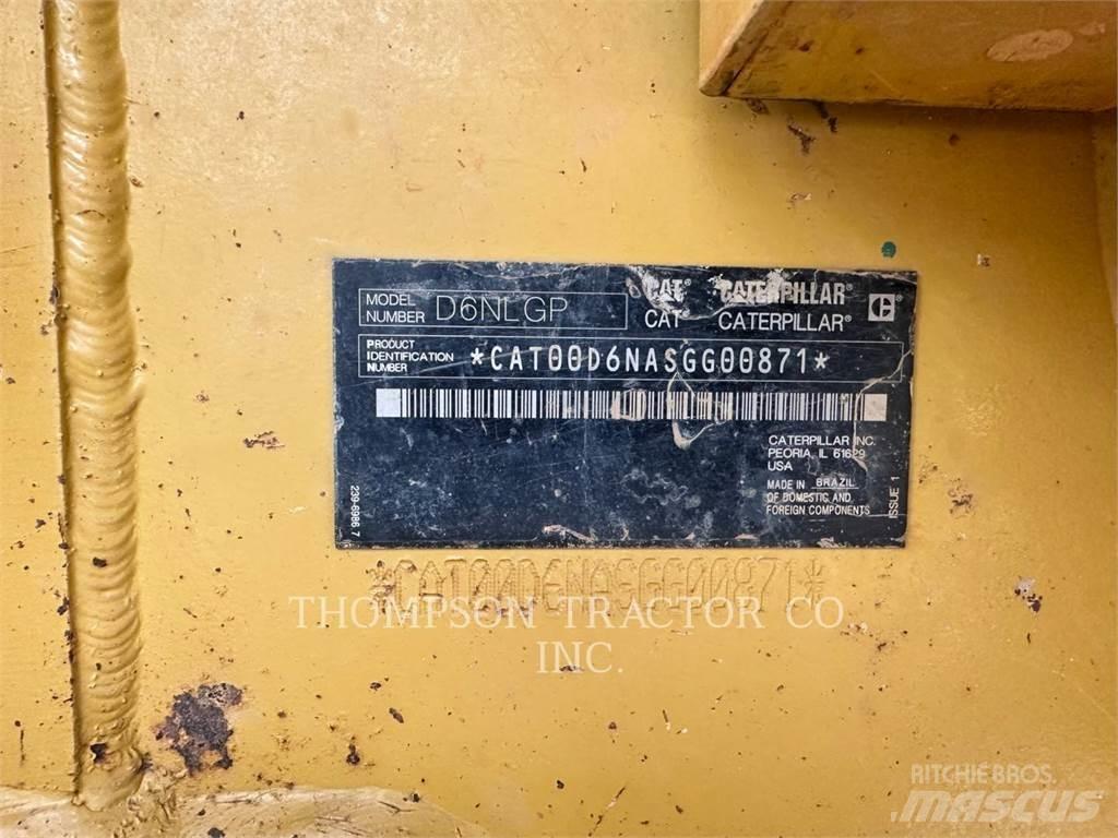 CAT D 6 N LGP بلدوزرات مجنزرة