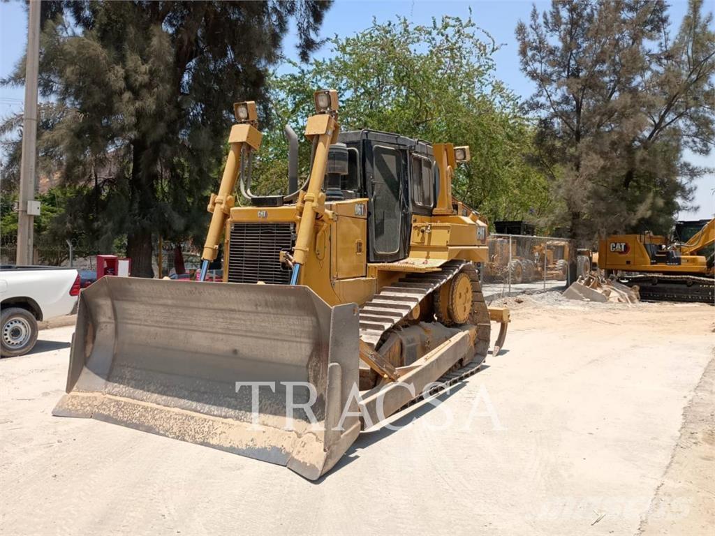 CAT D 6 T بلدوزرات مجنزرة